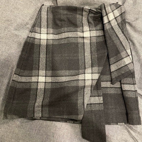 Aritzia Dorine Skirt/New Wrap Front Skirt size XXS BNWT - Picture 3 of 3